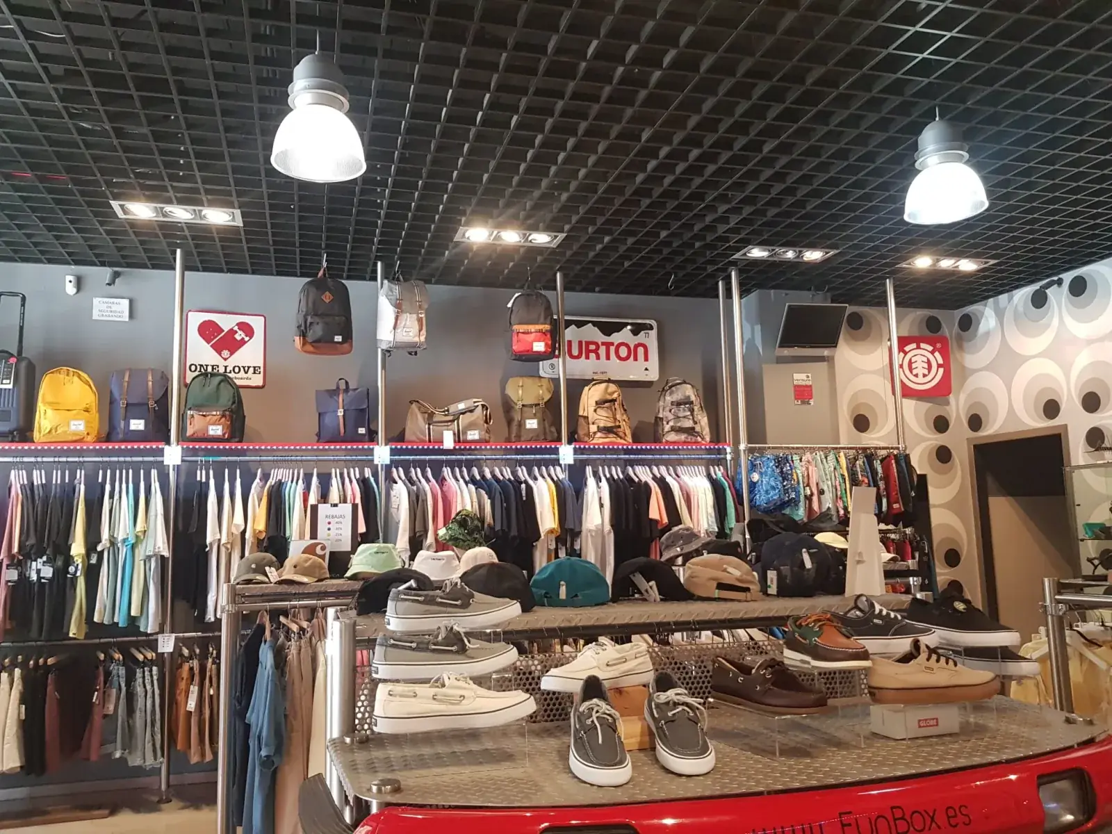 Interior de la tienda Funbox en Benimaclet: calzado, mochilas y ropa de surf y skate