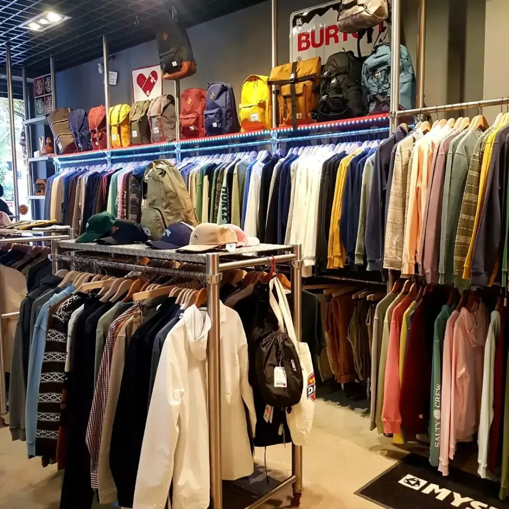 Percheros de ropa, mochilas y gorras en la tienda Funbox de Benimaclet
